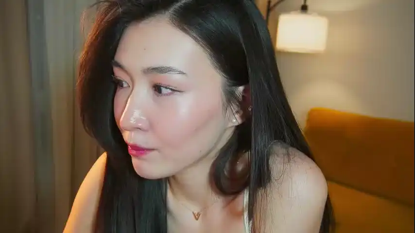 Natsumiito – [Chaturbate] Mom Recording Shows Ass – 2025-04-18 16:57:45