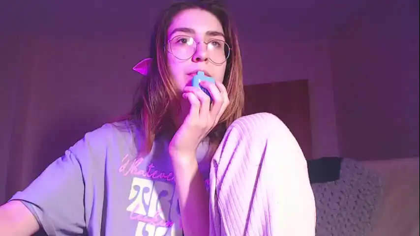 Blackravengirl – [Chaturbate] New Video Fucks Herself Webcam Chat – 2026-03-21 04:11:27