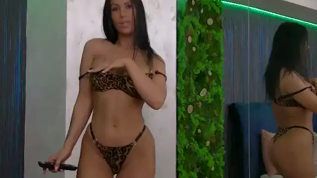 Evelyn-evy – [Flirt4free] Hot Lesbian Flashing Ass – 2025-08-15 01:55:24